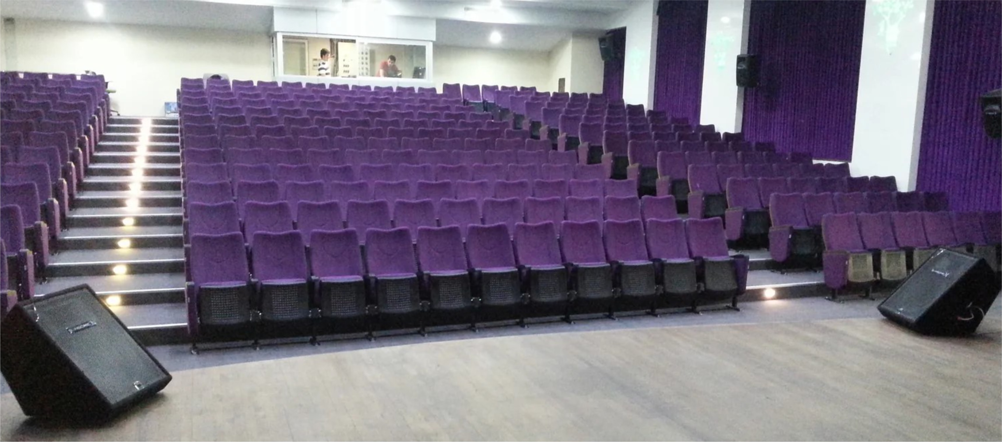 Okul konferans salonu ses sistemi kurulumu